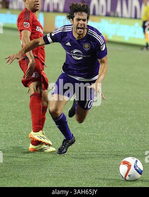 26 aprile 2015 - Orlando, Florida, USA - Orlando's Kaka insegue la palla domenica 26 aprile 2015, all'Orlando Citrus Bowl di Orlando, Flag. (Immagine di credito: © Stephen M. Dowell/TNS/ZUMA Wire) Foto Stock