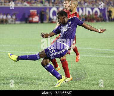 26 aprile 2015 - Orlando, FL, USA - Bryan Rochez di Orlando segna il gol domenica 26 aprile 2015 all'Orlando Citrus Bowl di Orlando, Flag. (Credit Image: © Stephen M. Dowell/TNS/ZUMA Wire) Foto Stock