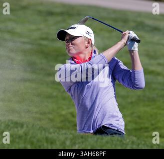 26 APR 2015 San Francisco, CA : Stacy Lewis esce dal bunker durante LPGA Swinging skirts Classic presso Lake Merced Golf Club San Francisco, CA (Credit Image: © Thurman James/Cal Sport Media/ZUMAPRESS.com) Foto Stock
