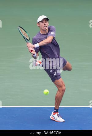 . Il tennista australiano Alex De Minaur (AUS), che gioca un tiro al rovescio al Dubai Duty Free Tennis Championships 2025, Dubai, U.A.E. Foto Stock