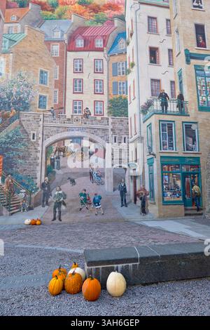 Canada, provincia del Quebec, Quebec City, Old Quebec City, Vieux Quebec in basse-Ville o città bassa. L'immensa Fresque des Québécois sull'Côte de la Montagne. Il murale racconta la storia di Québec City. Foto Stock