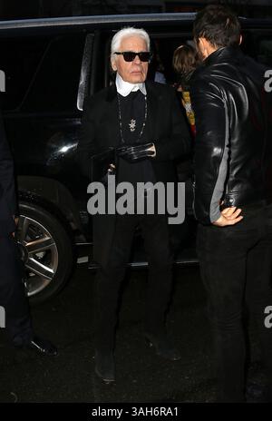 31 marzo 2015 - New York City, NY, USA - il designer Karl Lagerfeld arriva a un Chanel Fashion Show al Park Lane Armory il 31 2015 marzo a New York City (immagine di credito: © Zelig Shaul/Ace Pictures/ZUMA Wire) Foto Stock
