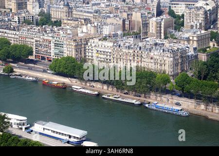 Vista dell'argine della Senna e delle barche da diporto ormeggiate dalla cima della Torre Eiffel in una giornata di sole. Foto Stock