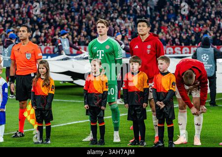 08.04.2025, FC Bayern München vs. Inter Mailand, UEFA Champions League, Viertelfinale-Hinspirel Jonas Urbig (FC Bayern Muenchen, #40) Minjae Kim (FC Bayern Muenchen, #3) Foto Stock