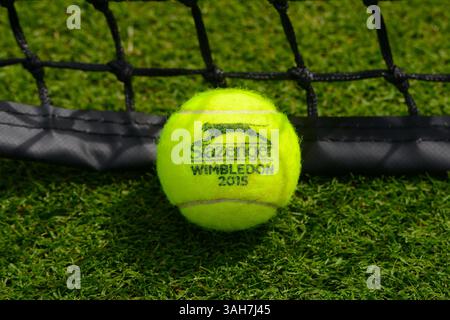 19 giugno 2015 - Birmingham, Inghilterra - Una palla da tennis di Slazenger Wimbledon viene mostrata sul campo in erba dell'Edgbaston Priory Club di Birmingham, Inghilterra (immagine di credito: © Christopher Levy/ZUMA Wire/ZUMAPRESS.com) Foto Stock