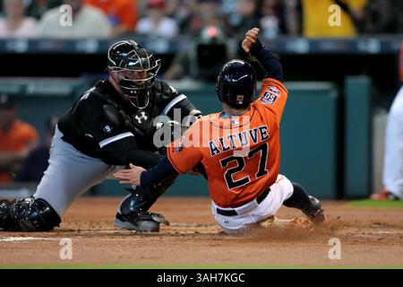 MAGGIO 29 2015: La seconda base degli Houston Astros Jose Altuve #27 viene taggata in casa dal ricevitore dei Chicago White Sox Tyler Flowers #21 mentre tenta di segnare durante la partita di baseball della MLB tra gli Houston Astros e i Chicago White Sox dal Minute Maid Park di Houston, Texas. (Erik Williams/CSM)(immagine di credito: © Erik Williams/Cal Sport Media/ZUMAPRESS.com) Foto Stock