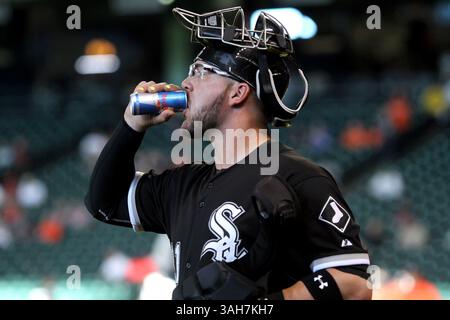 MAGGIO 29 2015: Il ricevitore dei Chicago White Sox Tyler Flowers #21 beve una bevanda energetica Red Bull prima della partita di baseball della MLB tra gli Houston Astros e i Chicago White Sox dal Minute Maid Park di Houston, Texas. (Erik Williams/CSM)(immagine di credito: © Erik Williams/Cal Sport Media/ZUMAPRESS.com) Foto Stock