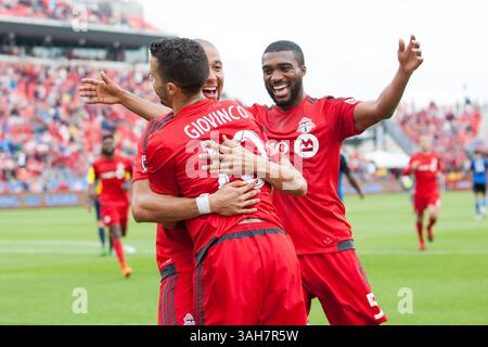 30 maggio 2015: L'attaccante del Toronto FC Luke Moore (27) celebra il suo gol con i compagni di squadra nel primo tempo in una partita della MLS tra il Toronto FC e il San Jose Earthquakes al BMO Field di Toronto, ON. (Immagine di credito: © Kevin Sousa/Cal Sport Media/ZUMAPRESS.com) Foto Stock