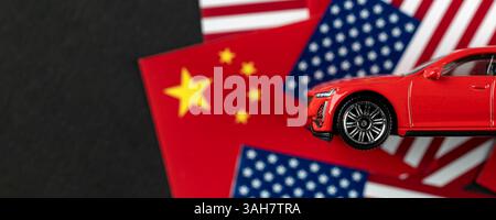 Concetto di guerra economica di CINA e Stati Uniti, auto in piedi sulle bandiere USA e CINA Foto Stock