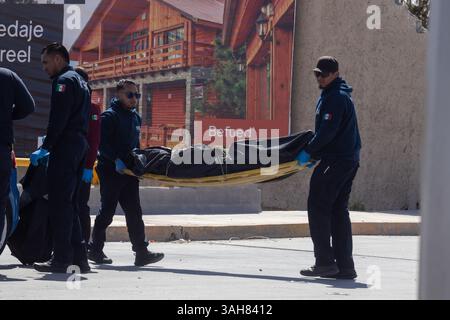 Gli investigatori forensi lavorano sulle scene del crimine in Messico, documentando le prove e mettendo in sicurezza le aree come parte delle indagini penali ufficiali. Foto Stock