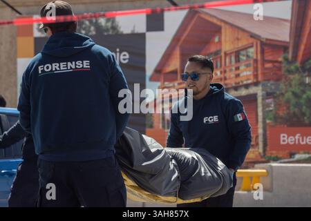 Gli investigatori forensi lavorano sulle scene del crimine in Messico, documentando le prove e mettendo in sicurezza le aree come parte delle indagini penali ufficiali. Foto Stock