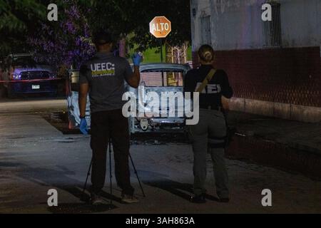 Gli investigatori forensi lavorano sulle scene del crimine in Messico, documentando le prove e mettendo in sicurezza le aree come parte delle indagini penali ufficiali. Foto Stock