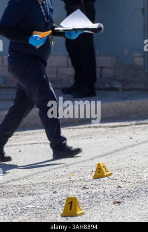 Gli investigatori forensi lavorano sulle scene del crimine in Messico, documentando le prove e mettendo in sicurezza le aree come parte delle indagini penali ufficiali. Foto Stock