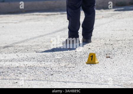 Gli investigatori forensi lavorano sulle scene del crimine in Messico, documentando le prove e mettendo in sicurezza le aree come parte delle indagini penali ufficiali. Foto Stock
