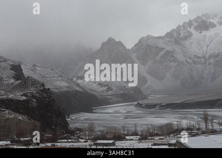 Nell'alta Hunza, Hussaini si trasforma in una drammatica tela bianca e nera di contrasti invernali. Foto Stock