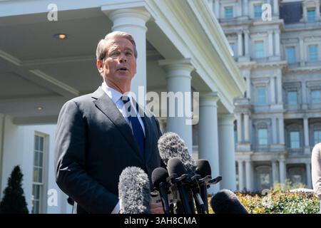 Washington, Stati Uniti. 09 aprile 2025. Il Segretario al Tesoro degli Stati Uniti Scott Bessent parla ai media alla Casa Bianca di Washington, DC, 9 aprile 2025Credit: Chris Kleponis/Pool via CNP Credit: Abaca Press/Alamy Live News Foto Stock
