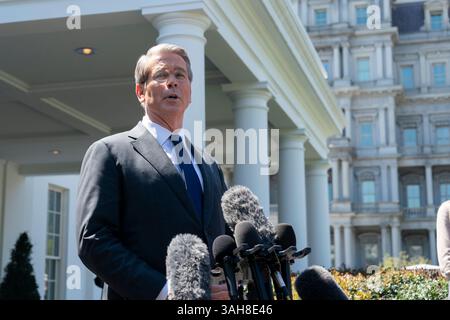 Washington, Stati Uniti. 09 aprile 2025. Il Segretario al Tesoro Scott Bessent parla ai media alla Casa Bianca di Washington, DC, mercoledì 9 aprile 2025. Foto di Chris Kleponis/UPI credito: UPI/Alamy Live News Foto Stock