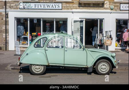 Auto Green Citroen 2CV parcheggiata fuori dal negozio di campagna Fiveways nel villaggio Derbyshire Dales di Hartington, nell'English Peak District Foto Stock