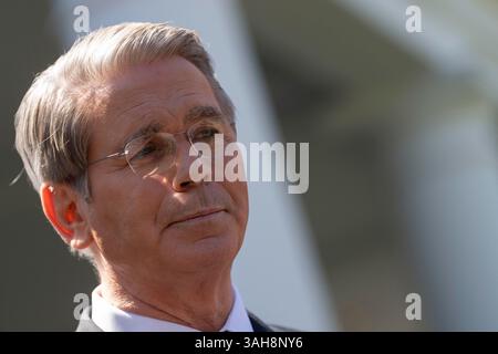 Washington, Stati Uniti. 09 aprile 2025. Il Segretario al Tesoro degli Stati Uniti Scott Bessent parla ai media alla Casa Bianca di Washington, DC, 9 aprile 2025Credit: Chris Kleponis/Pool via CNP Credit: Abaca Press/Alamy Live News Foto Stock