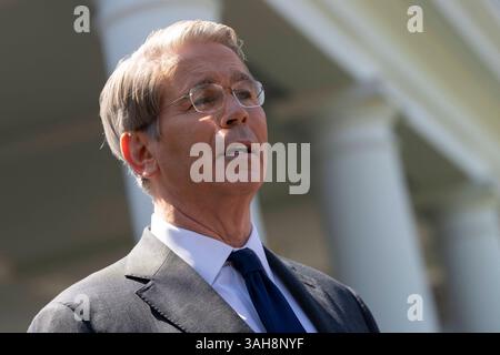 Washington, Stati Uniti. 09 aprile 2025. Il Segretario al Tesoro degli Stati Uniti Scott Bessent parla ai media alla Casa Bianca di Washington, DC, 9 aprile 2025Credit: Chris Kleponis/Pool via CNP Credit: Abaca Press/Alamy Live News Foto Stock