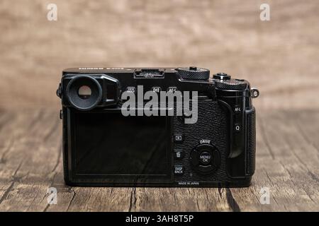 Newcastle Regno Unito: 11 dicembre 2024: Telecamere Fuji, Fujifilm, Xpro 2 vista posteriore isolata su sfondo legno Foto Stock