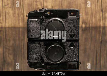 Newcastle Regno Unito: 11 dicembre 2024: Telecamere Fuji, Fujifilm, Xpro 2 isolate su sfondo legno Foto Stock