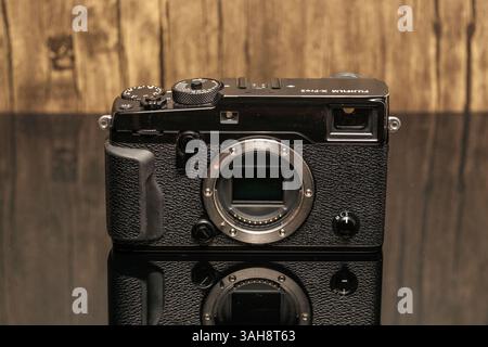 Newcastle Regno Unito: 11 dicembre 2024: Telecamere Fuji, Fujifilm, Xpro 2 isolate su sfondo legno Foto Stock