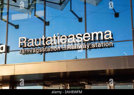 Rautatieasema. Järnvägsstation. Stazione ferroviaria. Cartello con la scritta Facila sull'ingresso della stazione ferroviaria di Pasila a Helsinki, Finlandia. Foto Stock