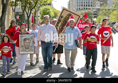 28 marzo 2015 - Austin, Texas, Stati Uniti - il sindaco di Austin Steve Adler, a sinistra, e Paul Chavez, figlio di Cesar Chavez, guidano la 14a edizione di Cesar E. Chavez ''si se puede!'' Marzo su Cesar Chavez Street ad Austin, Texas, sabato 28 marzo 2015. Centinaia di persone marciarono lungo il percorso per il municipio per un raduno. (Immagine di credito: © Jay Janner/TNS/ZUMA Wire) Foto Stock