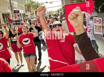 28 marzo 2015 - Austin, Texas, USA - Arthur Rios Moreno canta slogan durante la 14a edizione di Cesar E. Chavez ''si se puede!'' Marzo su Cesar Chavez Street ad Austin, Texas, sabato 28 marzo 2015. Centinaia di persone marciarono lungo il percorso per il municipio per un raduno. (Immagine di credito: © Jay Janner/TNS/ZUMA Wire) Foto Stock