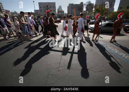3 aprile 2015 - San Diego, CA, USA - 3 aprile 2015 San Diego, CA. USA | . Le 24 stazioni annuali del venerdì Santo della Cross Walk con la sofferenza si spostarono attraverso il centro di San Diego venerdì mattina, iniziando dalla Rescue Mission, fermandosi in varie chiese, edifici federali, la prigione e le organizzazioni caritative sulla via del ritorno alla missione per la stazione finale. La processione è stata eseguita da studenti della St. Augustine High School e organizzata dalla Interfaith Charitable Network di San Diego. | credito obbligatorio: foto di Peggy Peattie/ U-T San Diego// copyright 2014 San Diego U Foto Stock