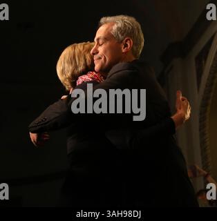 7 aprile 2015 - Chicago, il, USA - il sindaco di Chicago Rahm Emanuel dichiara la vittoria alle elezioni di ballottaggio contro Jesus ''Chuy'' Garcia, con la moglie Amy Rule, martedì 7 aprile, 2015, presso il Chicago Plumbers Local 130 Union Hall. (Immagine di credito: © Brian Cassella/TNS/ZUMA Wire) Foto Stock