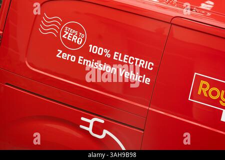 Veicolo elettrico a emissioni zero al 100% - furgone per spedizioni postali Royal mail con livrea e logo Royal mail, Basingstoke, Inghilterra. Concetto: Riduzione delle emissioni di carbonio Foto Stock