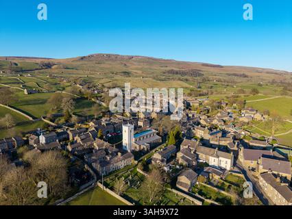 La chiesa parrocchiale di St Oswalds ad Askrigg, Wensleydale, in una piacevole serata primaverile, con il suo controverso campanile bianco recentemente rinnovato, che Foto Stock