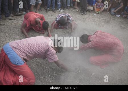 14 aprile 2013 - Sylhet, sylhet, Bangladesh - gli artisti visti qui mentre prendono parte ai rituali annuali di Charak Puja che indicano l'ultimo giorno dell'anno bengalese. L'ultimo giorno dell'anno bengalese è stato osservato in tutto il Bangladesh rurale, un giorno conosciuto localmente come Charak Puja, durante il quale le persone organizzano fiere nei villaggi ed eseguono rituali tra cui forme di body piercing. Un gruppo di devoti indù esegue i rituali di Charak Puja. E' un festival popolare molto incantevole della cintura meridionale del Bangladesh e del Bengala Occidentale. È anche conosciuto come ''Nil Puja''. I credenti della religione indù lo celebrano Foto Stock