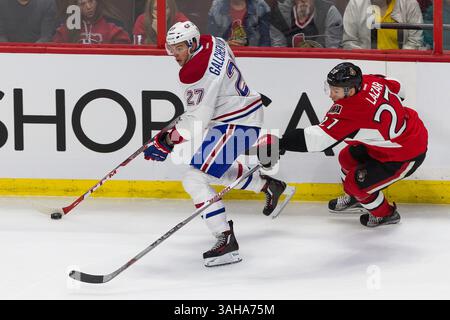 22 aprile 2015: Il centro dei Montreal Canadiens Alex Galchenyuk #27 pattina con il puck mentre l'ala destra degli Ottawa Senators Curtis Lazar #27 difende durante la quarta partita del primo turno dei playoff della Stanley Cup 2015 tra i Montreal Canadiens e gli Ottawa Senators al Canadian Tire Centre di Ottawa, Ontario, Canada. Gli Ottawa Senators sconfissero i Montreal Canadiens per 1-0. La serie è ora 3-1 per i canadesi. Philippe Bouchard/CSM(immagine di credito: © Philippe Bouchard/Cal Sport medi/Cal Sport Media/ZUMAPRESS.com) Foto Stock