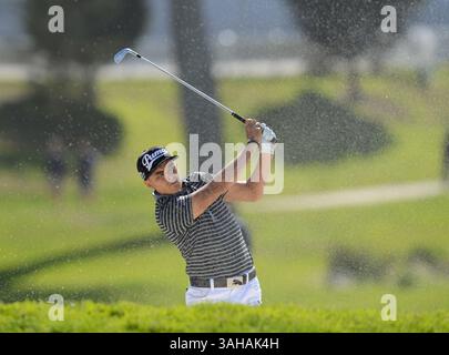 29 aprile 2015 - San Francisco, CA, USA - Rickie Fowler esce da un bunker sul 14esimo buco all'evento Cadillac Match Play del Campionato Mondiale di Golf 2015 al TPC Harding Park di San Francisco, California, mercoledì 29 aprile 2015. (Immagine di credito: © Dan Honda/TNS/ZUMA Wire) Foto Stock