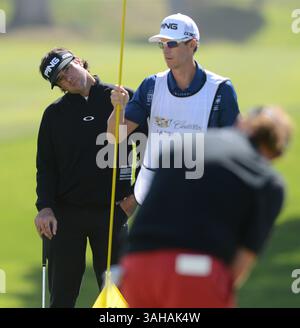 29 aprile 2015 - San Francisco, CA, USA - Bubba Watson si accorge di qualche piega al collo mentre guarda Miguel Angel Jimenez putt sul 14° green all'evento Cadillac Match Play del Campionato Mondiale di Golf 2015 al TPC Harding Park di San Francisco, California, mercoledì 29 aprile 2015. (Immagine di credito: © Dan Honda/TNS/ZUMA Wire) Foto Stock