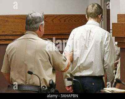 30 aprile 2015 - Weatherford, Texas, USA - Jake Evans, giusto, viene allontanato da un'aula di tribunale dal vice dello sceriffo della contea di Parker Charles Morton a seguito di un'udienza di appello giovedì 30 aprile 2015 a Weatherford, Texas. Evans si è dichiarato colpevole di aver ucciso sua madre e sua sorella quindicenne nella casa della contea di Parker nell'ottobre 2012. (Immagine di credito: © Ron Jenkins/TNS/ZUMA Wire) Foto Stock