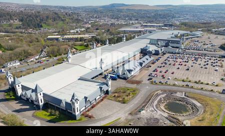 Merthyr Tydfil, Galles - 9 aprile 2025: Veduta aerea del supermercato discount Trago Mills, situato fuori dal centro della città di Merthyr Tydfil. Foto Stock