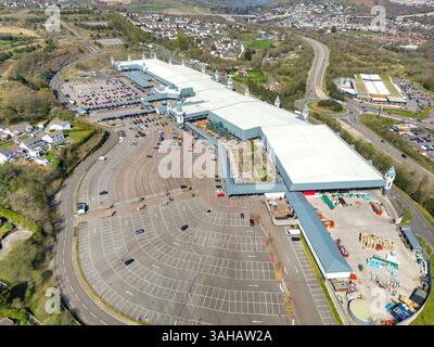 Merthyr Tydfil, Galles - 9 aprile 2025: Veduta aerea del supermercato discount Trago Mills, situato fuori dal centro della città di Merthyr Tydfil. Foto Stock