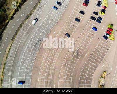 Merthyr Tydfil, Galles - 9 aprile 2025: Veduta aerea del parcheggio del superstore Trago Mills. I segni degli pneumatici sono visibili dalle auto che girano sulle ruote. Foto Stock