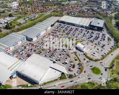 Merthyr Tydfil, Galles - 9 aprile 2025: Vista aerea del parco commerciale fuori città di Merthyr Tydfil. Foto Stock