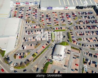 Merthyr Tydfil, Galles - 9 aprile 2025: Vista aerea del parco commerciale fuori città di Merthyr Tydfil. Foto Stock