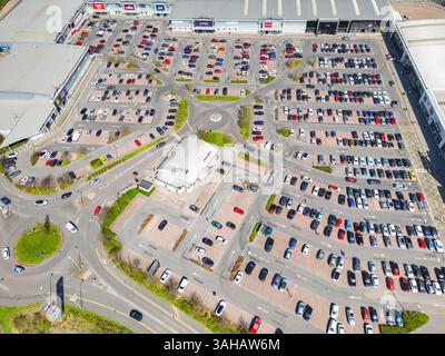 Merthyr Tydfil, Galles - 9 aprile 2025: Vista aerea del parco commerciale fuori città di Merthyr Tydfil. Foto Stock