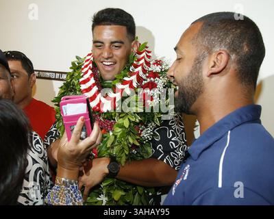 21 luglio 2015 - file - il vincitore dell'Heisman Trophy MARCUS MARIOTA firmò un contratto con i Tennessee Titans martedì, diventando l'ultima delle scelte del primo giro della NFL a finalizzare il suo accordo. L'ex quarterback dell'Oregon dovrebbe iniziare immediatamente, con la tempistica del contratto che mantiene la seconda scelta assoluta in pista per aprire la stagione 13 settembre a Tampa Bay. Tennessee non ha annunciato i termini finanziari, ma ha detto che ha firmato per quattro anni. Nella foto: 30 aprile 2015 - Honolulu, Hawaii, U. S - l'ex quarterback dell'Oregon Marcus Mariota, centro, condivide una risata con il suo football delle superiori Foto Stock