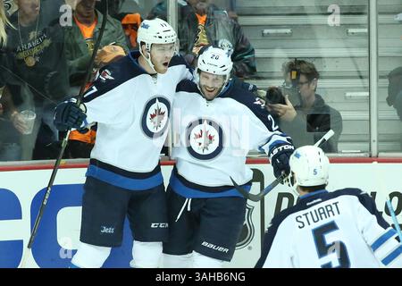 16 aprile 2015: L'ala sinistra dei Winnipeg Jets Adam Lowry n. 17 e l'ala destra dei Winnipeg Jets Lee Stempniak n. 20 celebrano un rapido gol del primo periodo e un pareggio di 1-1. (Immagine di credito: © Peter Joneleit/Cal Sport Media/ZUMAPRESS.com) Foto Stock