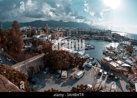 Vista aerea del porto di Kyrenia con barche e castello medievale nelle giornate di sole a Cipro Foto Stock