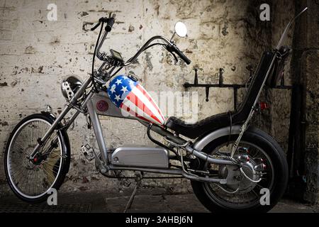 Unica bicicletta elettrica elettrica "Easy Rider" Captain America in stile chopper, dipinta su misura con bandiera statunitense Foto Stock