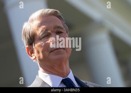 Washington, Vereinigte Staaten. 09 aprile 2025. Il Segretario al Tesoro degli Stati Uniti Scott Bessent parla ai media alla Casa Bianca di Washington, DC, 9 aprile 2025 Credit: Chris Kleponis/Pool via CNP/dpa/Alamy Live News Foto Stock